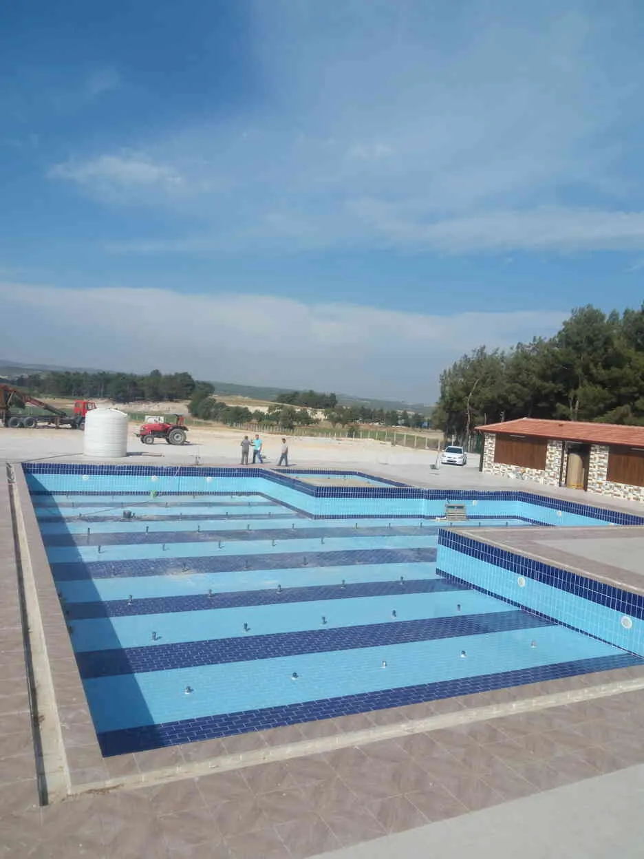 Mavi gökyüzü altında Safir Havuzları'nın eşsiz havuzlarında serinleyin.